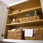 Un placard où se trouvent des paniers contenant des produits d'hygiène