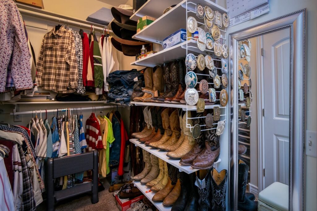 Un placard bien organisé avec des chaussures, des chapeaux et des vêtements présentant des solutions de rangement élégantes.